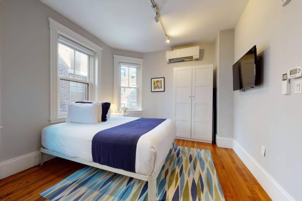 A Stylish Stay W/ A Queen Bed, Heated Floors.. #12 Brookline Exterior photo