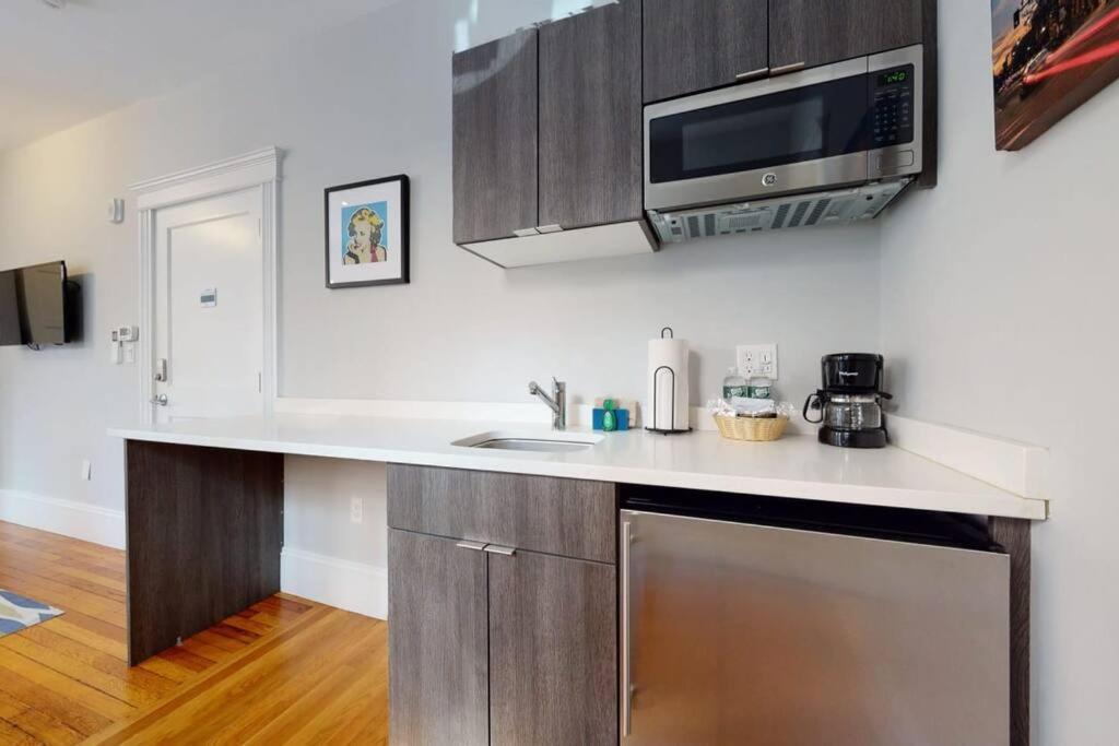 A Stylish Stay W/ A Queen Bed, Heated Floors.. #12 Brookline Exterior photo