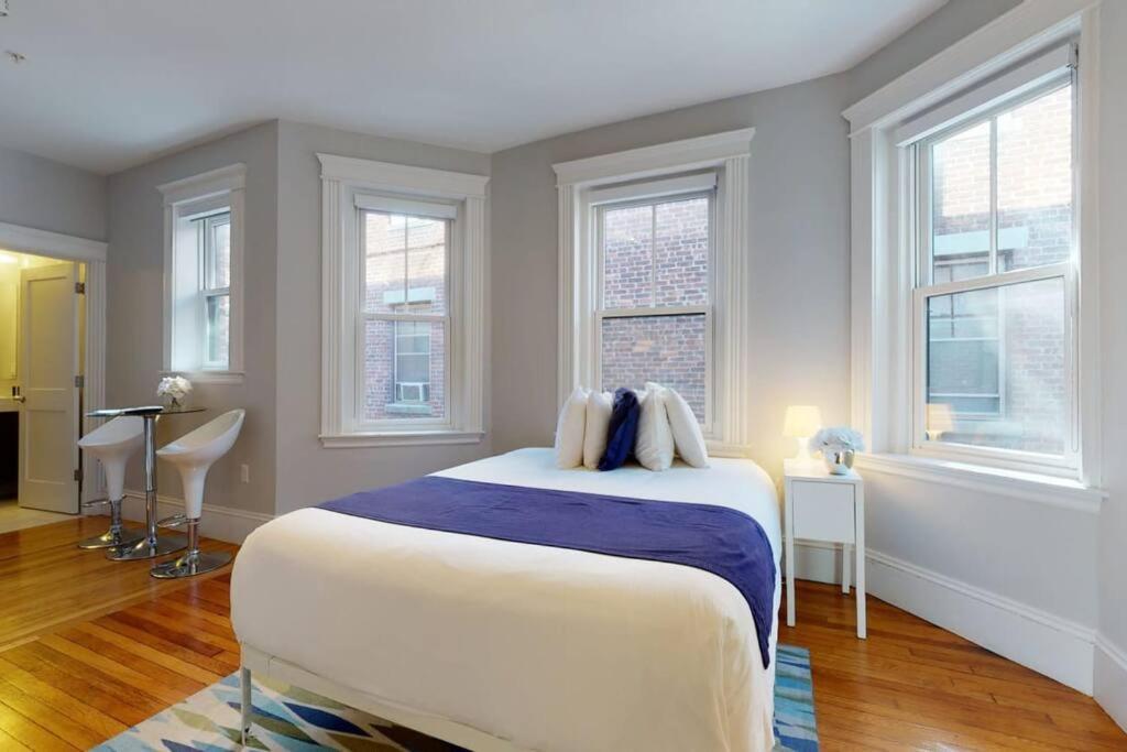 A Stylish Stay W/ A Queen Bed, Heated Floors.. #12 Brookline Exterior photo