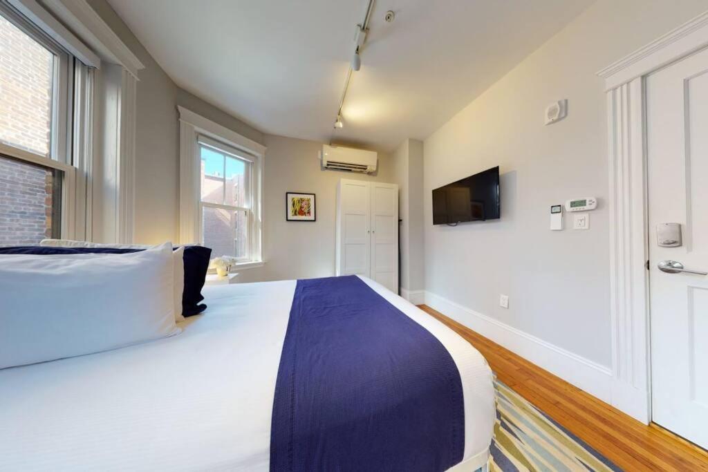 A Stylish Stay W/ A Queen Bed, Heated Floors.. #12 Brookline Exterior photo