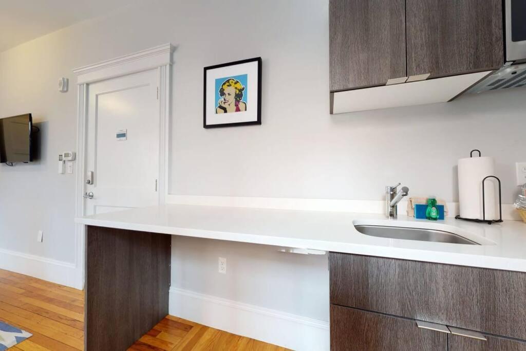 A Stylish Stay W/ A Queen Bed, Heated Floors.. #12 Brookline Exterior photo