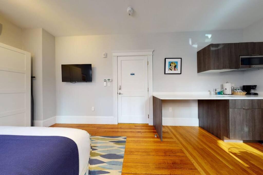 A Stylish Stay W/ A Queen Bed, Heated Floors.. #12 Brookline Exterior photo