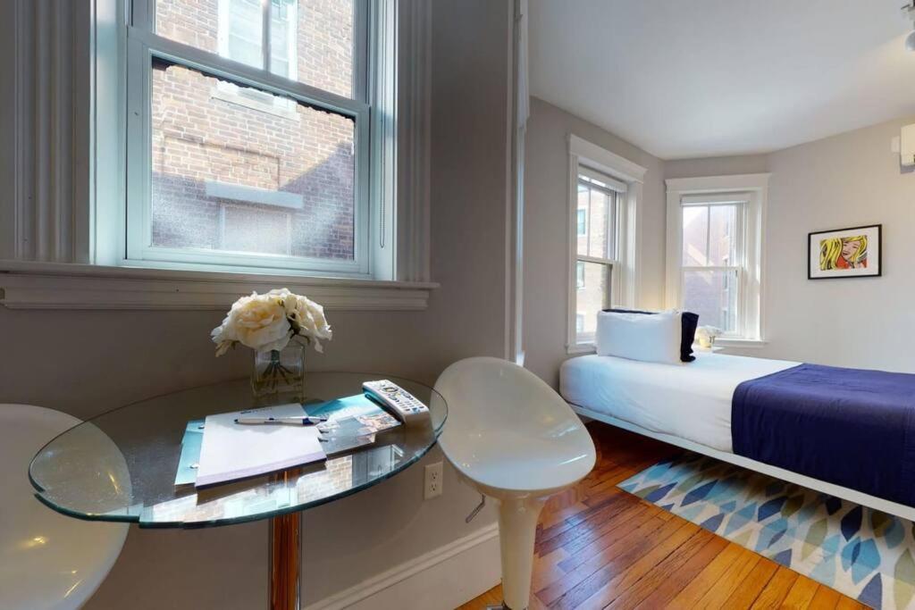 A Stylish Stay W/ A Queen Bed, Heated Floors.. #12 Brookline Exterior photo