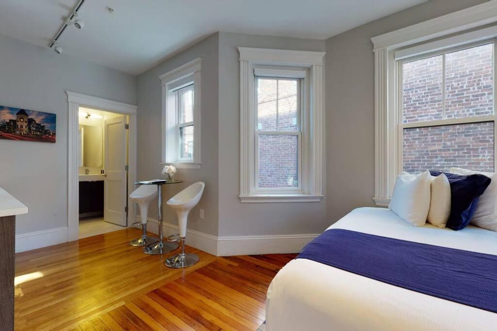 A Stylish Stay W/ A Queen Bed, Heated Floors.. #12 Brookline Exterior photo