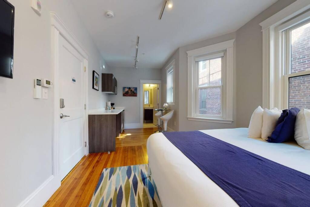 A Stylish Stay W/ A Queen Bed, Heated Floors.. #12 Brookline Exterior photo