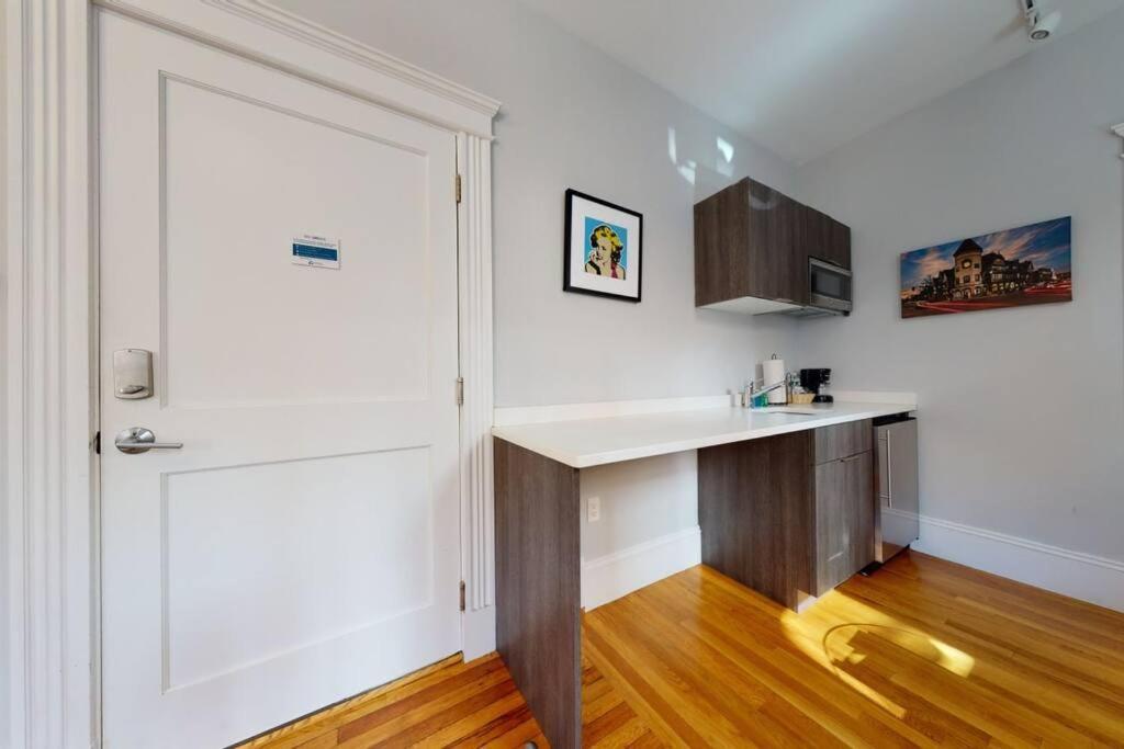 A Stylish Stay W/ A Queen Bed, Heated Floors.. #12 Brookline Exterior photo